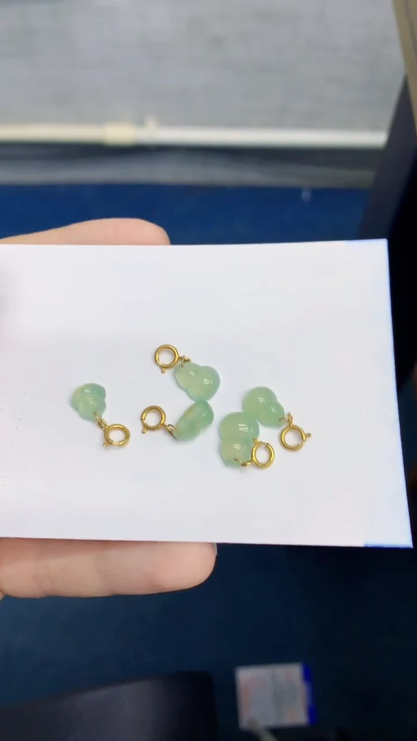 翡翠未镶嵌颈饰多样性发其一