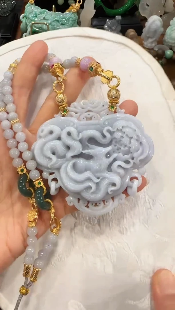 翡翠未镶嵌颈饰国风