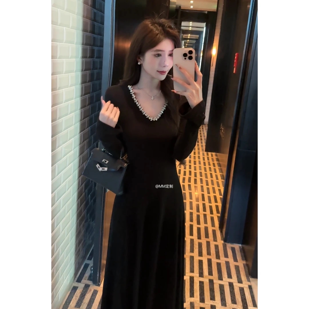 【新年前奏】2024新款冬季高级感V领水钻修身气质针织连衣裙A350