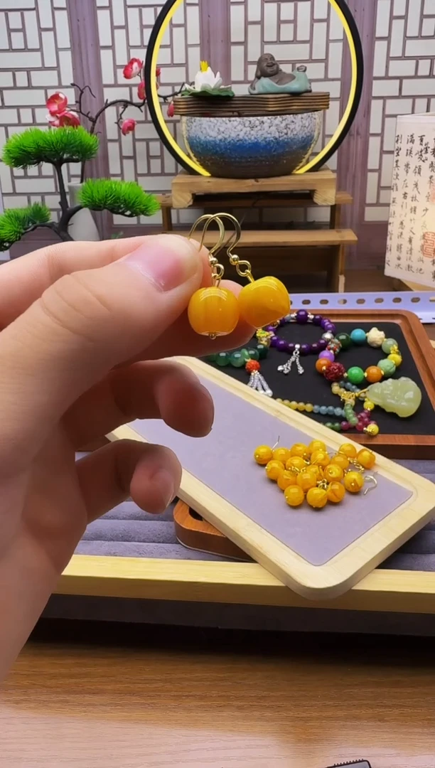14K金镶嵌蜜蜡耳饰E01
