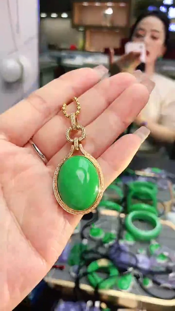 颈饰18K金镶嵌翡翠赠礼盒证书