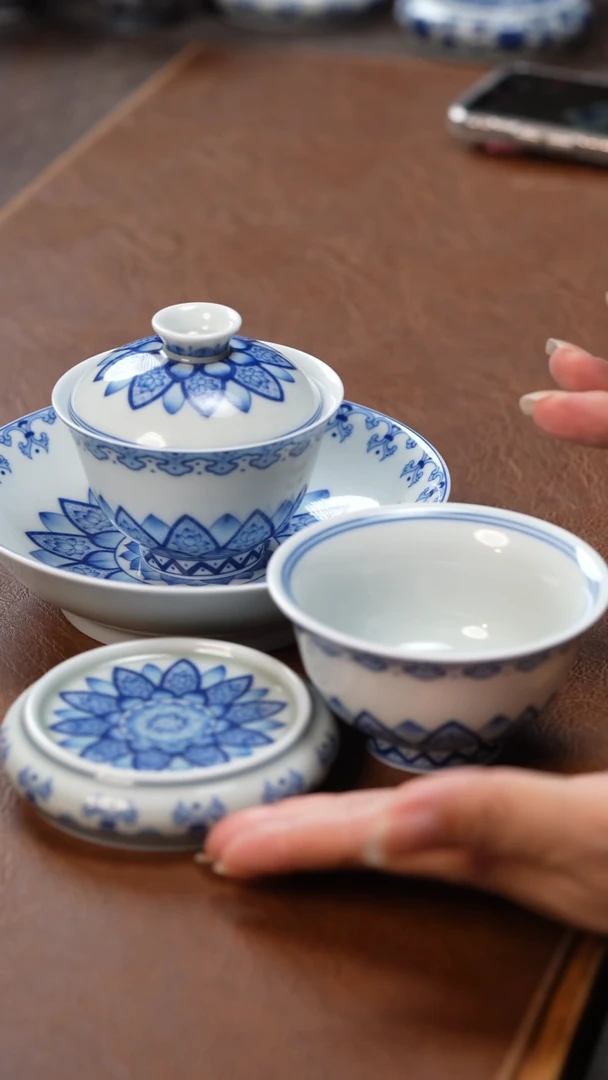 四件套青花并蒂莲