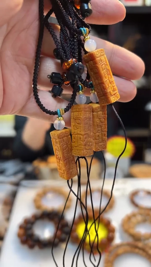 崖柏直播浮力红油饕餮雕刻挂绳挂饰/个