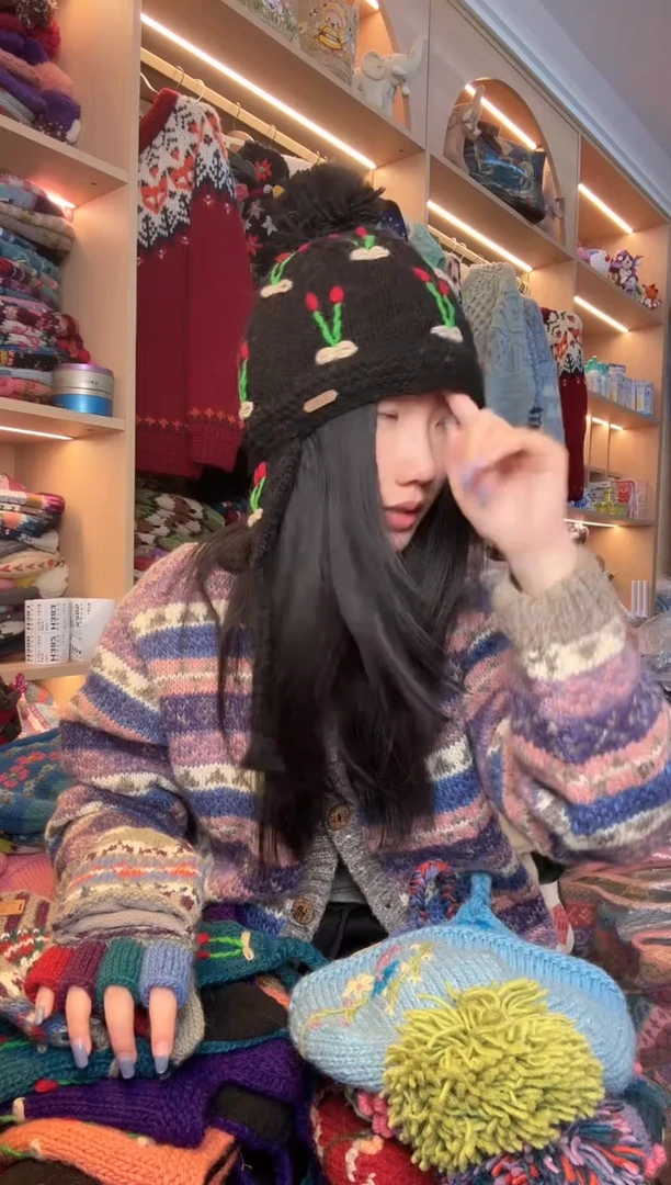 羊毛黑色樱桃护耳帽