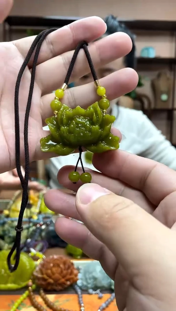 未镶嵌岫玉吊坠多样性发货发其中之一