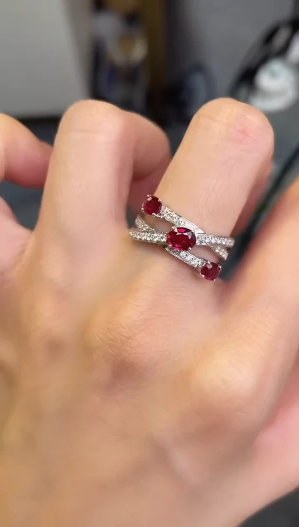 18K金镶嵌戒指红宝石无烧鸽血红主石：0.97ct