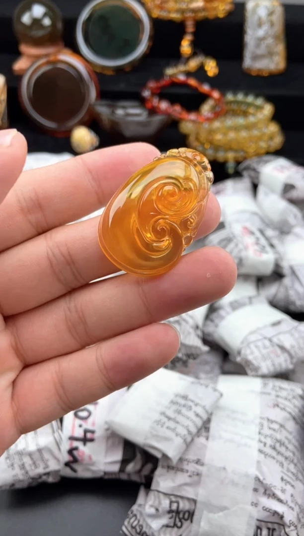 未镶嵌颈饰琥珀金棕珀如意吊坠