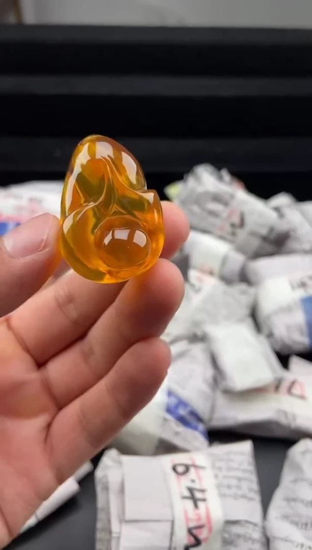 琥珀颈饰未镶嵌金棕珀玉兰花吊坠