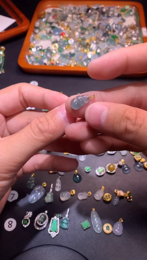 【闪购商品】翡翠吊坠(不含链)18K金镶嵌颜色随机