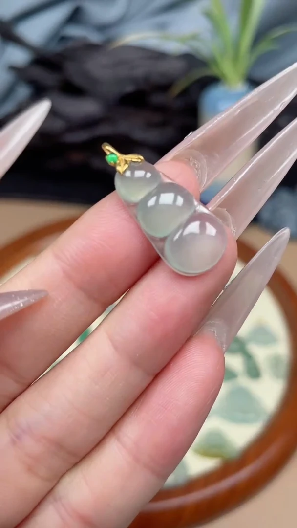 翡翠18K金镶嵌颈饰豆子