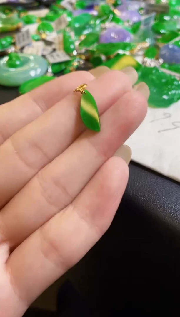 【闪购商品】定制翡翠18K金镶嵌吊坠