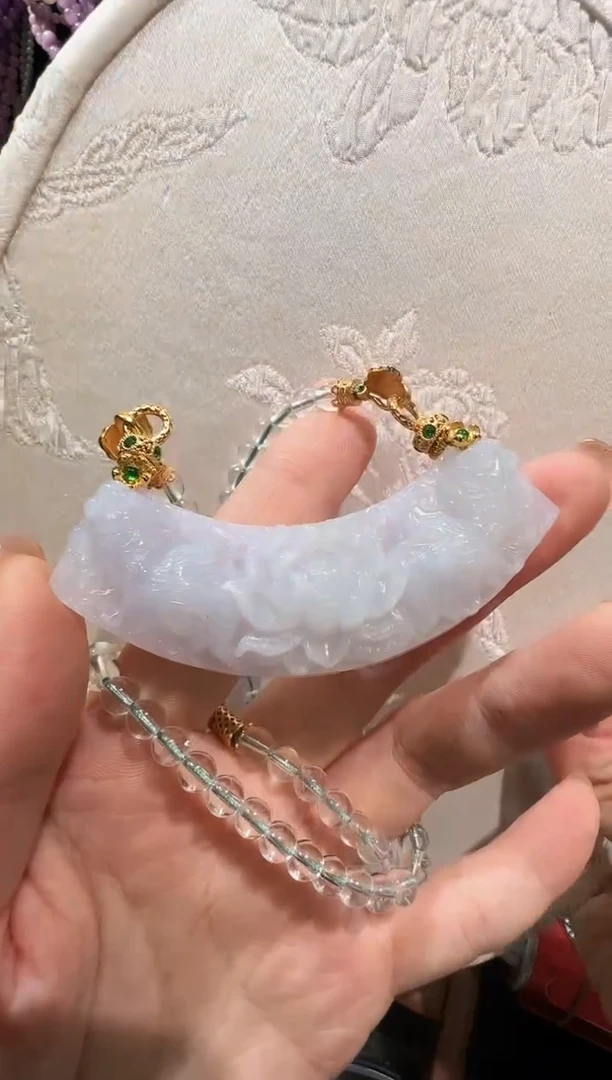 翡翠未镶嵌颈饰国风