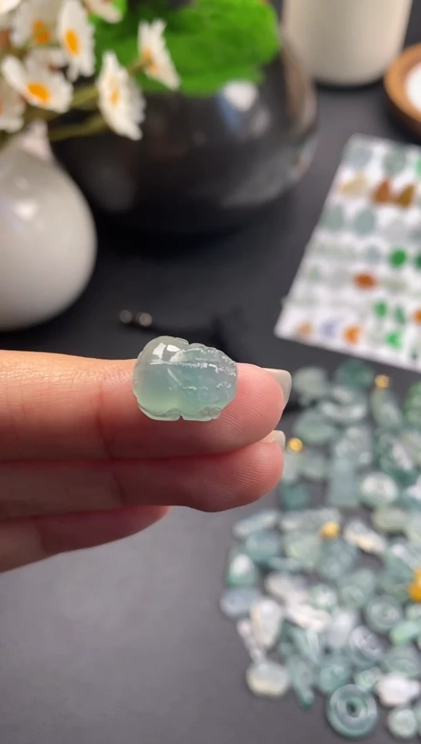 颈饰未镶嵌翡翠冰种裸石