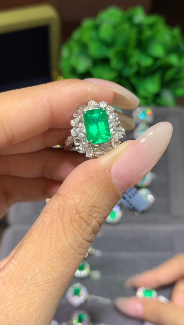 18K金镶嵌戒指祖母绿2.12ct