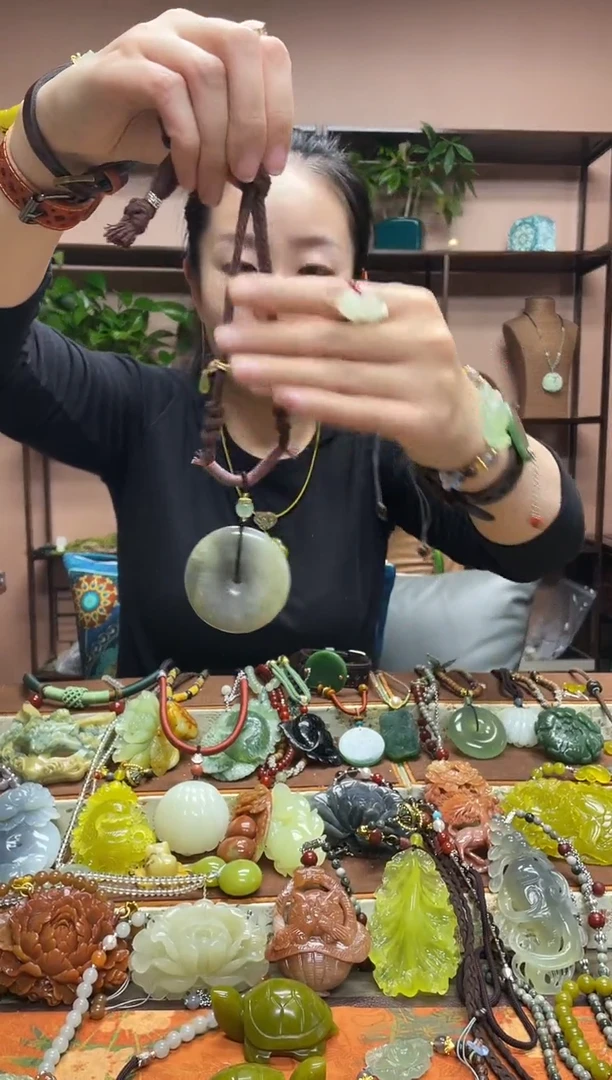 未镶嵌岫玉颈饰·