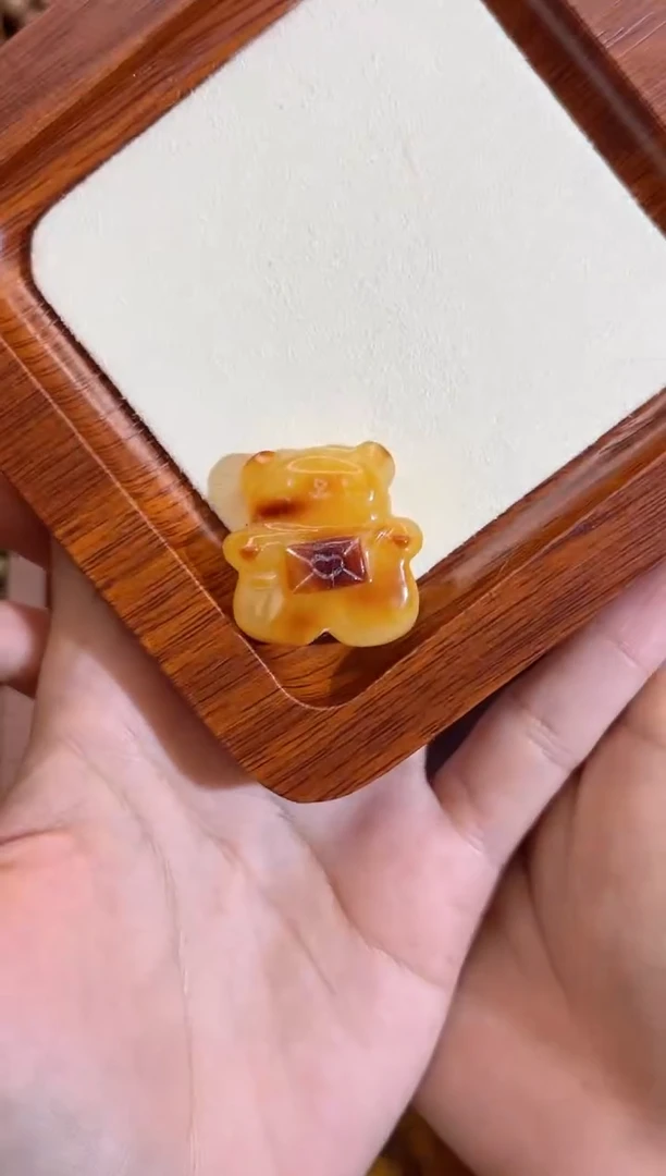 【闪购商品】蜜蜡裸石未镶嵌小熊（微瑕放漏）