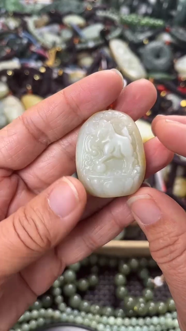 【闪购商品】和田玉颈饰未镶嵌多样性发货没有证书，拍一发一.有瑕