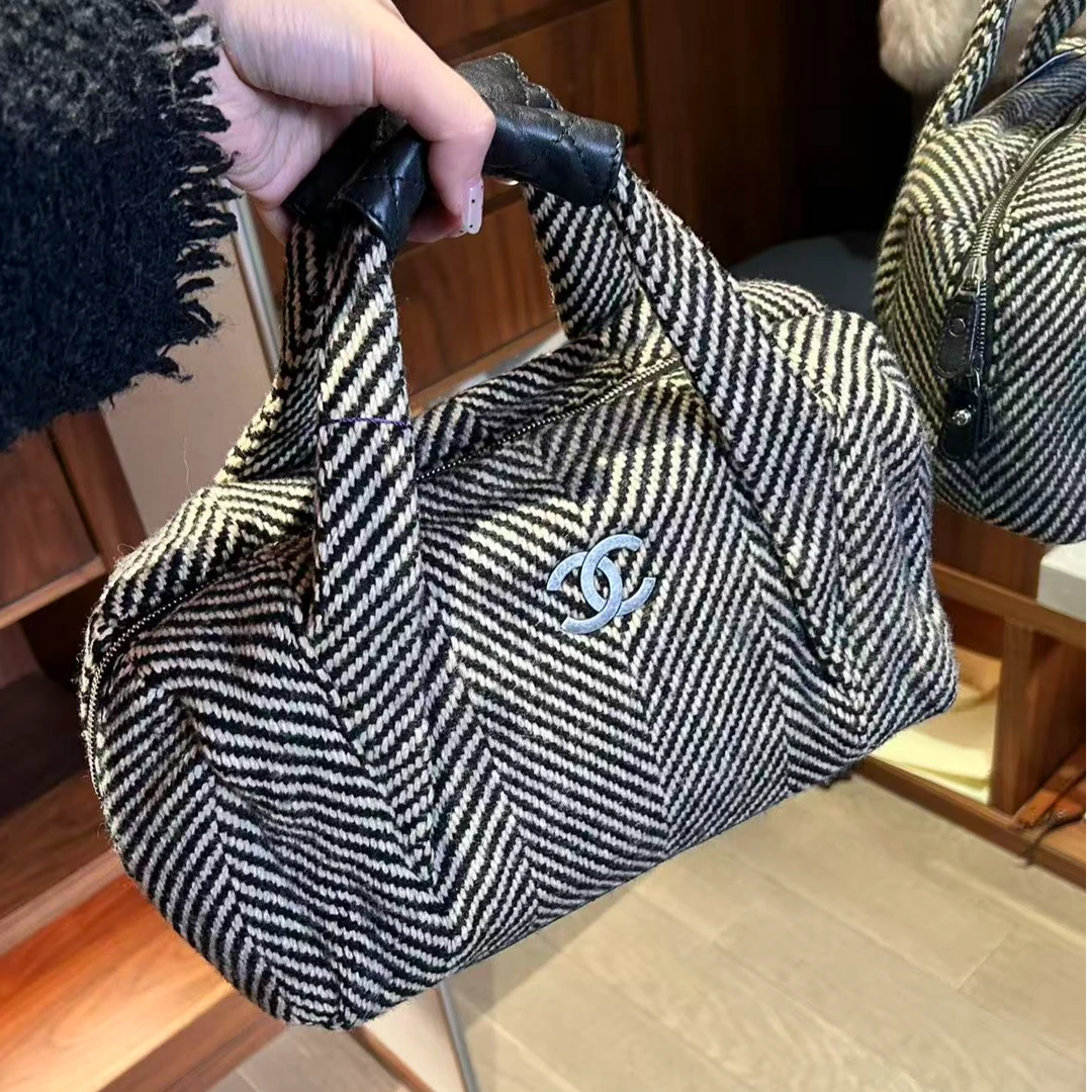 95新 Chanel/香奈儿 展会外场！黑白针织保龄球包