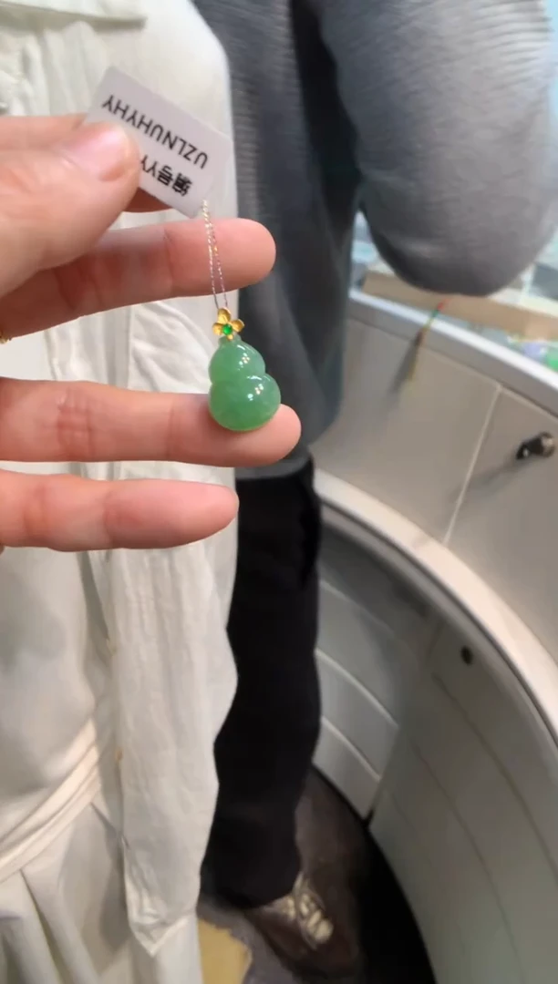 颈饰18K金镶嵌翡翠葫芦