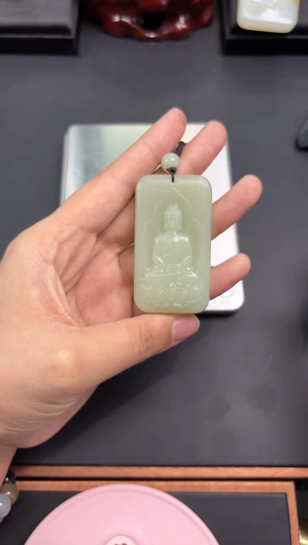 【闪购商品】和田玉吊坠(赠链)未镶嵌且末微色差迪克兰吊坠