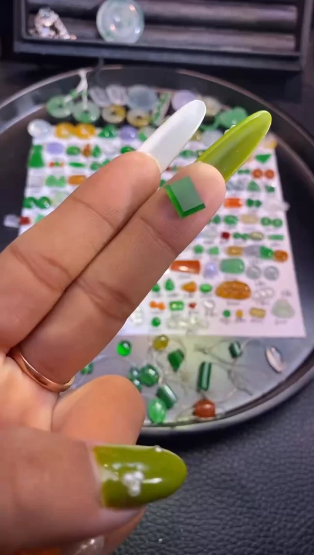 翡翠挂件未镶嵌牌