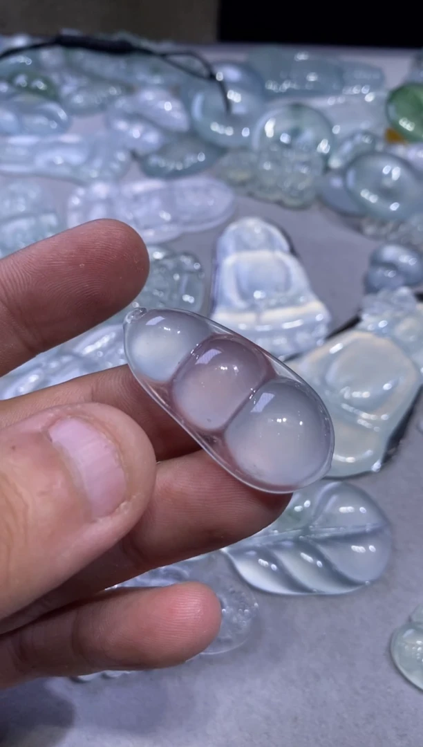 吊坠(不含链)未镶嵌翡翠豆子36800   39.4  19.2  6.9