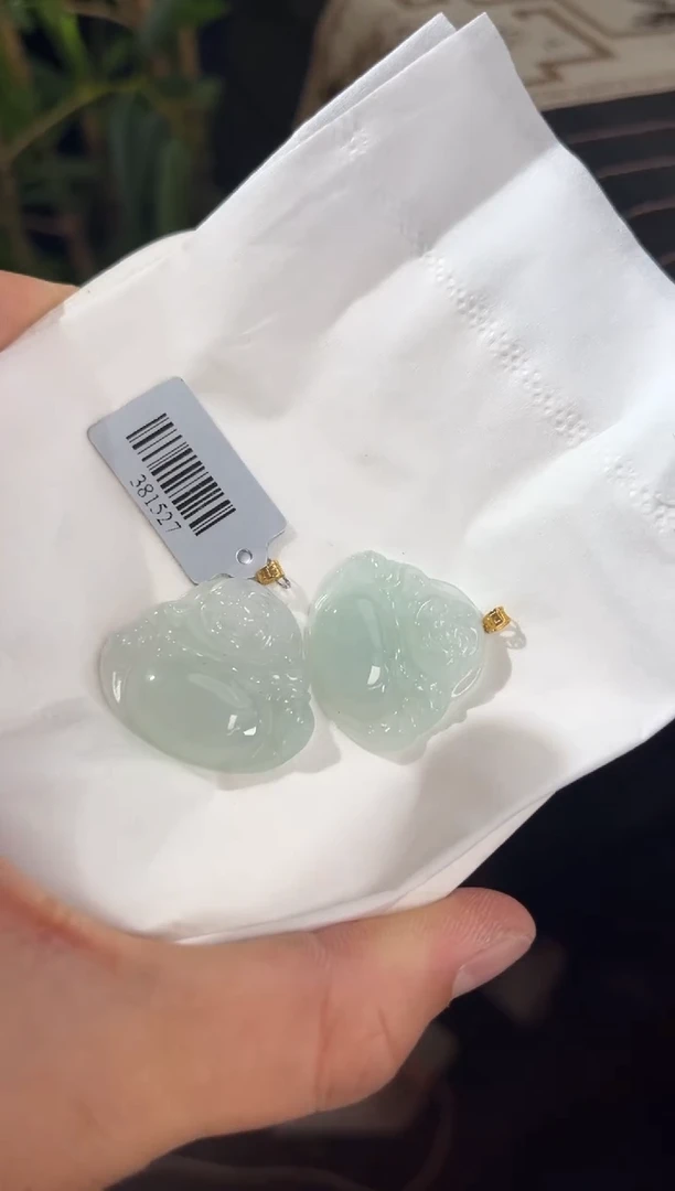 18K金镶嵌挂件翡翠边城刀客/381527/多样性发一/配皮绳发