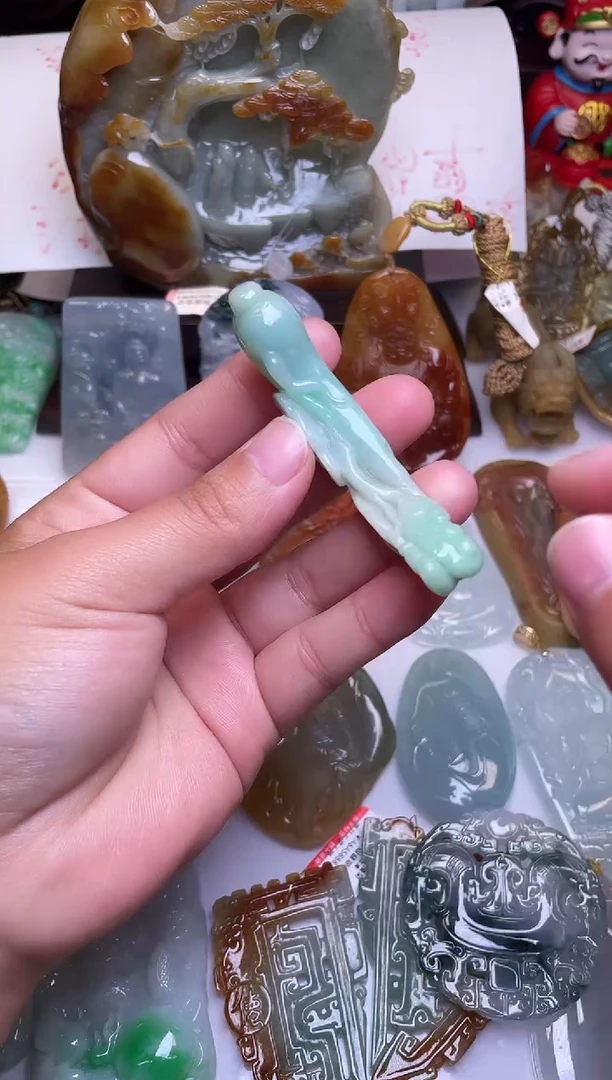 颈饰未镶嵌翡翠人参