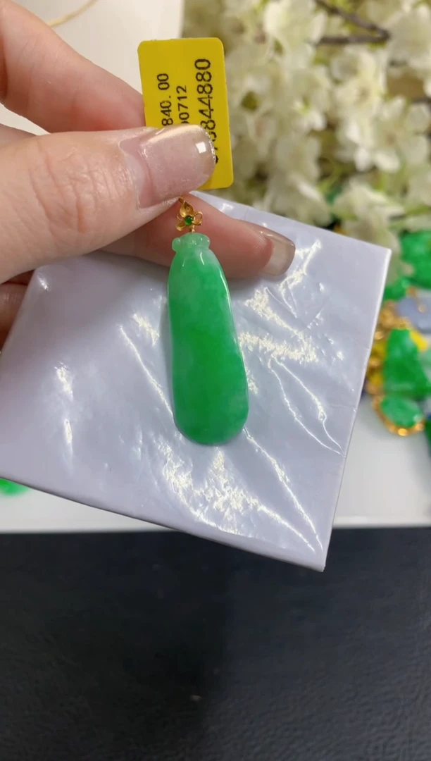 吊坠(不含链)18K金镶嵌翡翠挂件