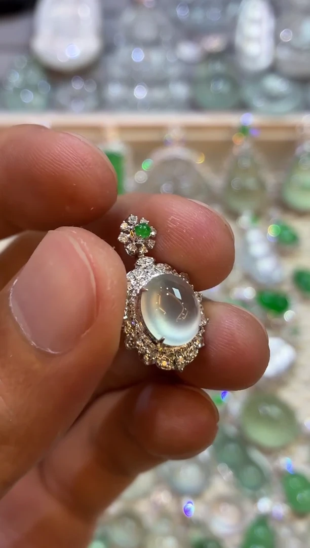 吊坠(不含链)18K金镶嵌翡翠蛋面