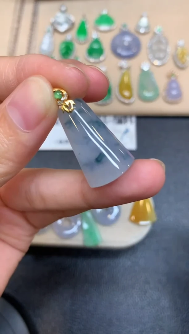 颈饰18K金镶嵌翡翠无事牌【无服务费