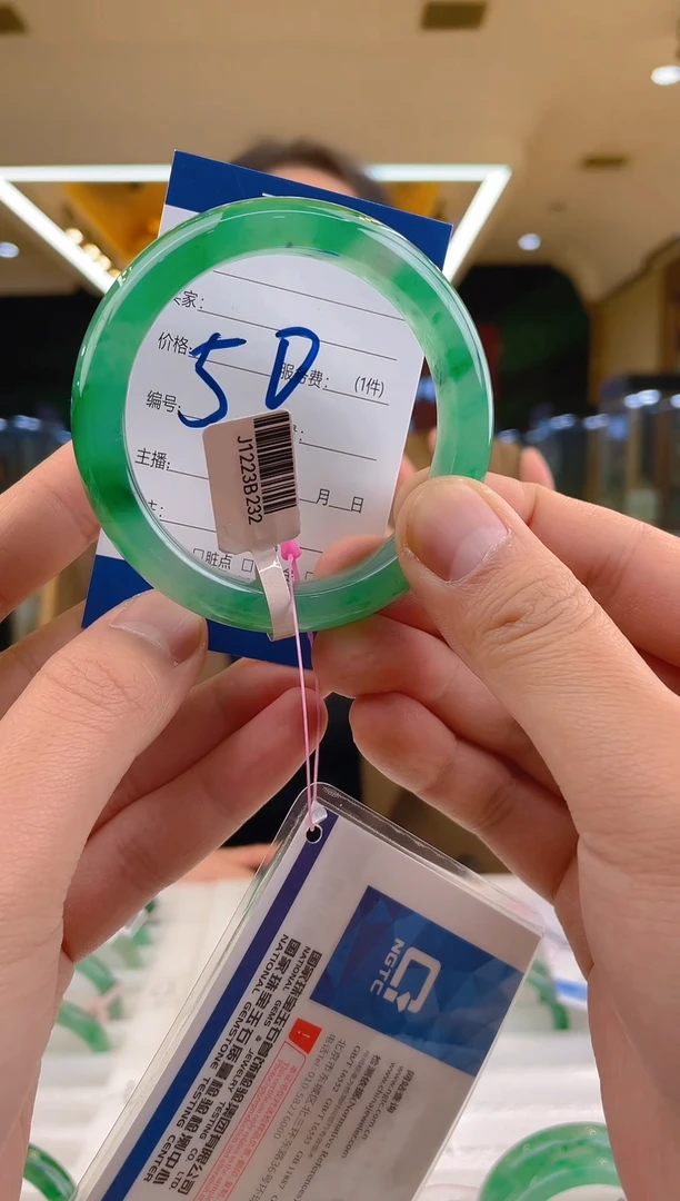 【闪购商品】石英质玉手镯未镶嵌飘花