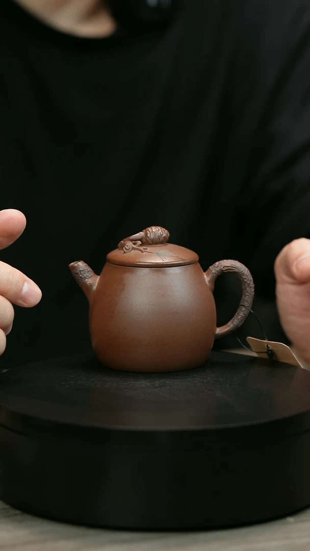 茶壶紫砂黄H2366赵信军底槽青堆绘松果