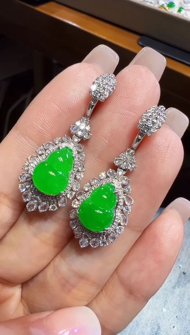 18K金镶嵌翡翠耳饰葫芦