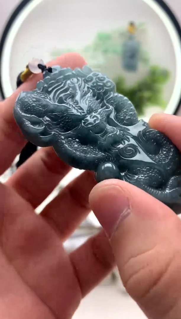 翡翠未镶嵌颈饰龙牌