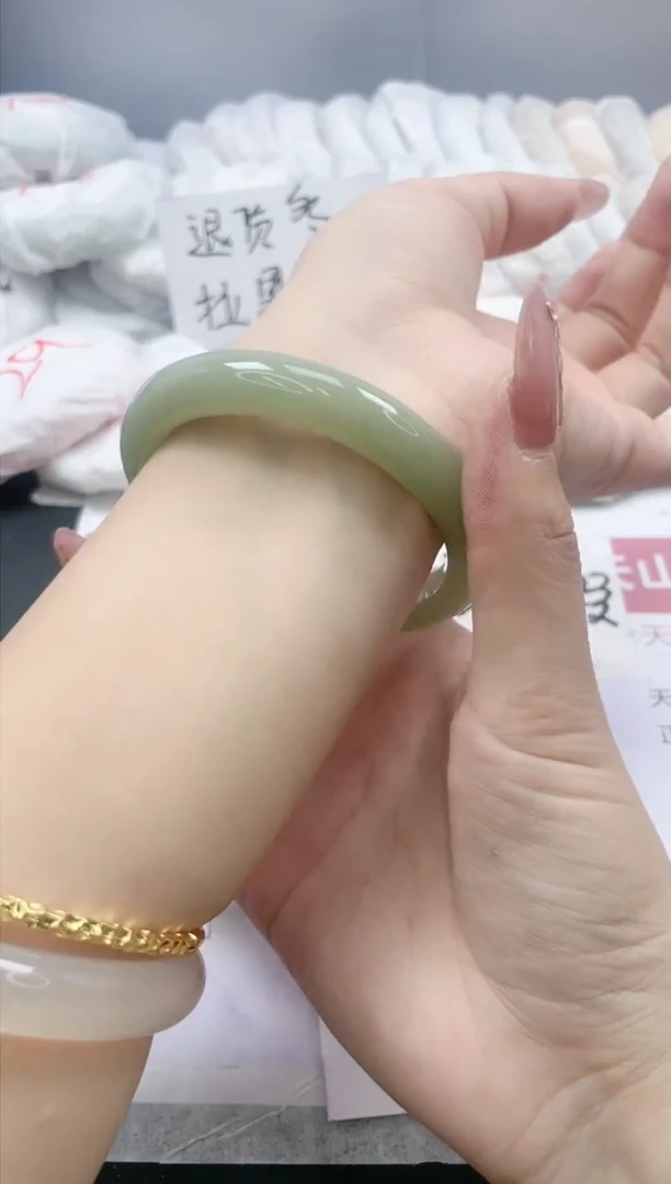 【闪购商品】石英质玉手镯未镶嵌168/59.3