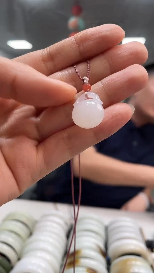 和田玉未镶嵌颈饰福袋吊坠随机发一件