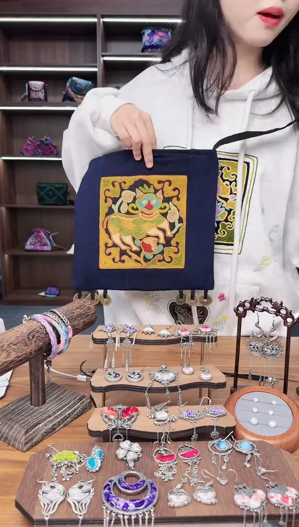 织绣A66蒙阿苏苗绣传承店