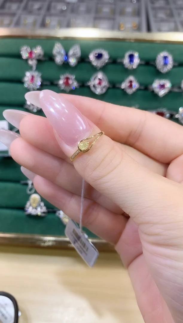 18K金镶嵌戒指钻石戒指
