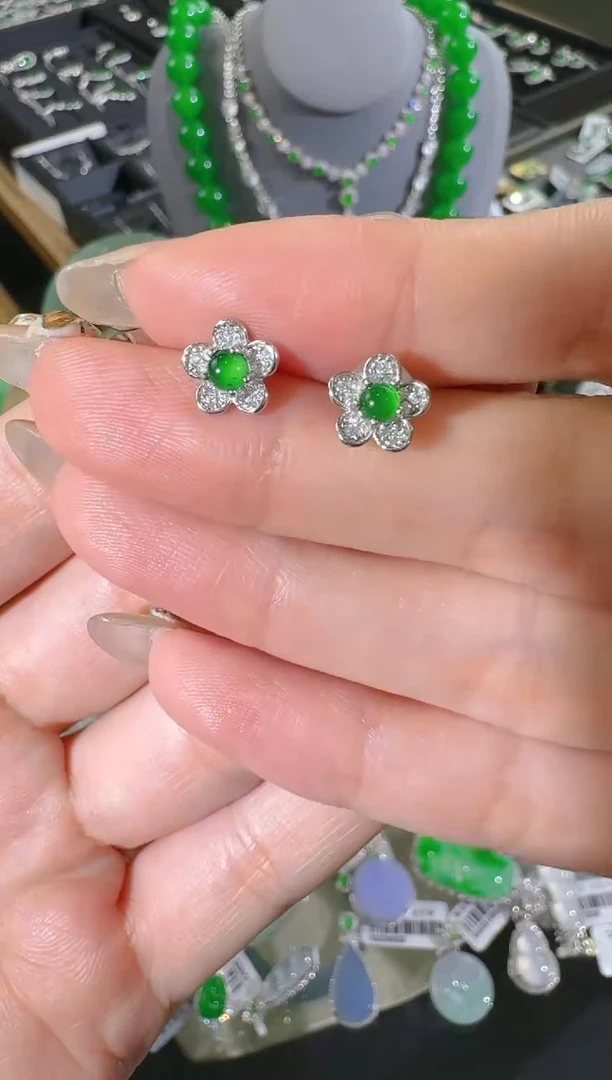 【闪购商品】翡翠耳饰银S925镶嵌花朵蛋面耳钉