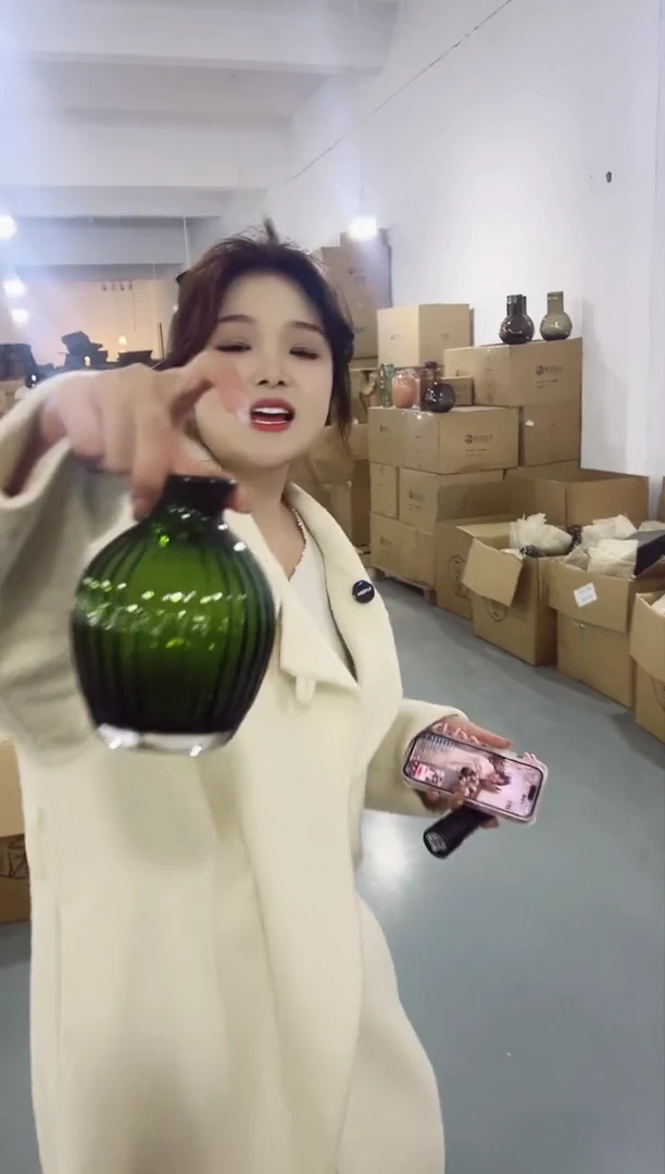 【闪购商品】玻璃乐之沭花瓶微瑕-RWH8