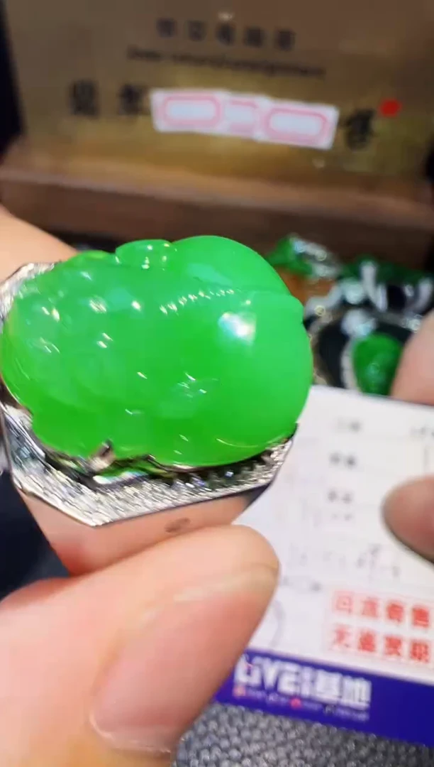 翡翠戒指18K金镶嵌翡翠