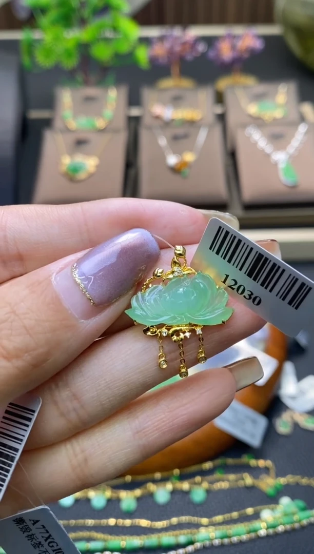 翡翠18K金镶嵌颈饰花花吊坠12030