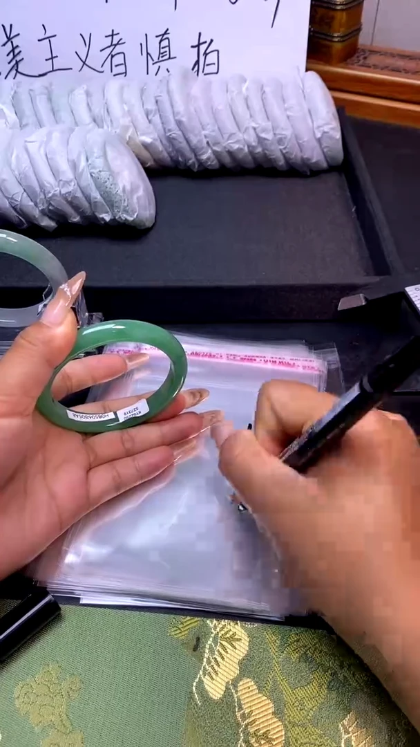 时尚女款缅料手镯186