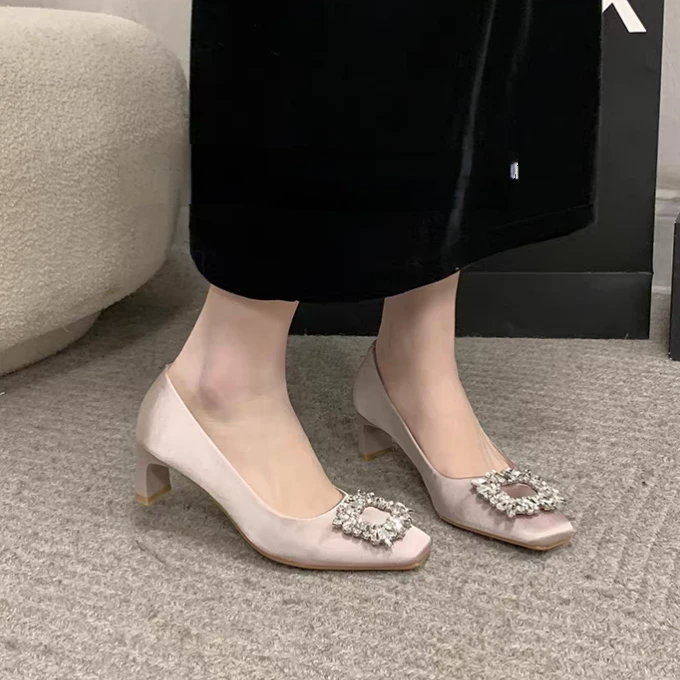 法式方头水钻中高跟单鞋女鞋子2025新款春秋季气质缎面黑色通勤鞋