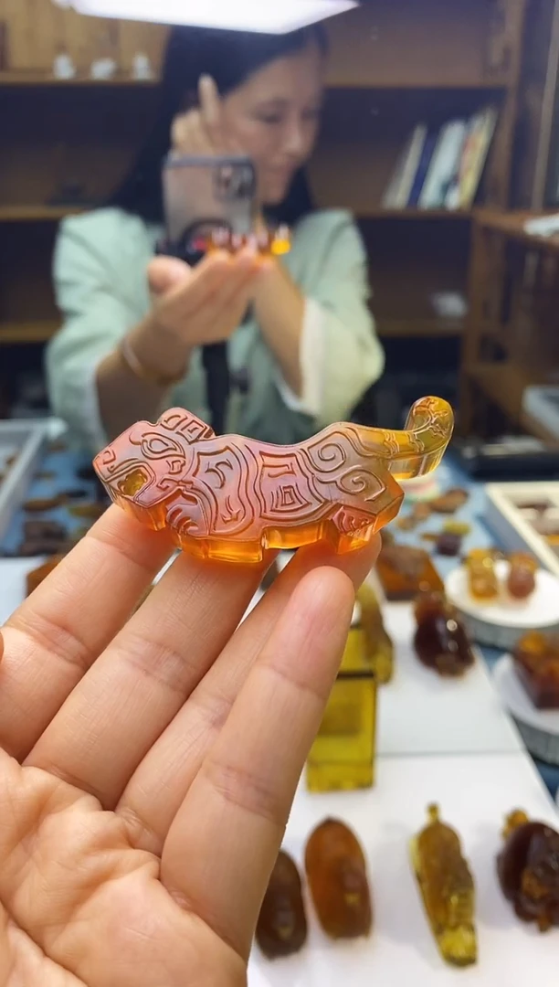 琥珀颈饰未镶嵌SN68-66（虎符）内有粉尘