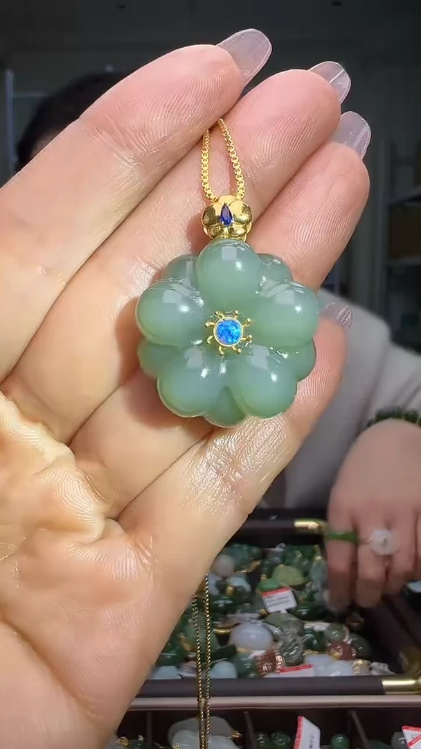 颈饰18K金镶嵌和田玉（多样性发货.发其一)12.05.70