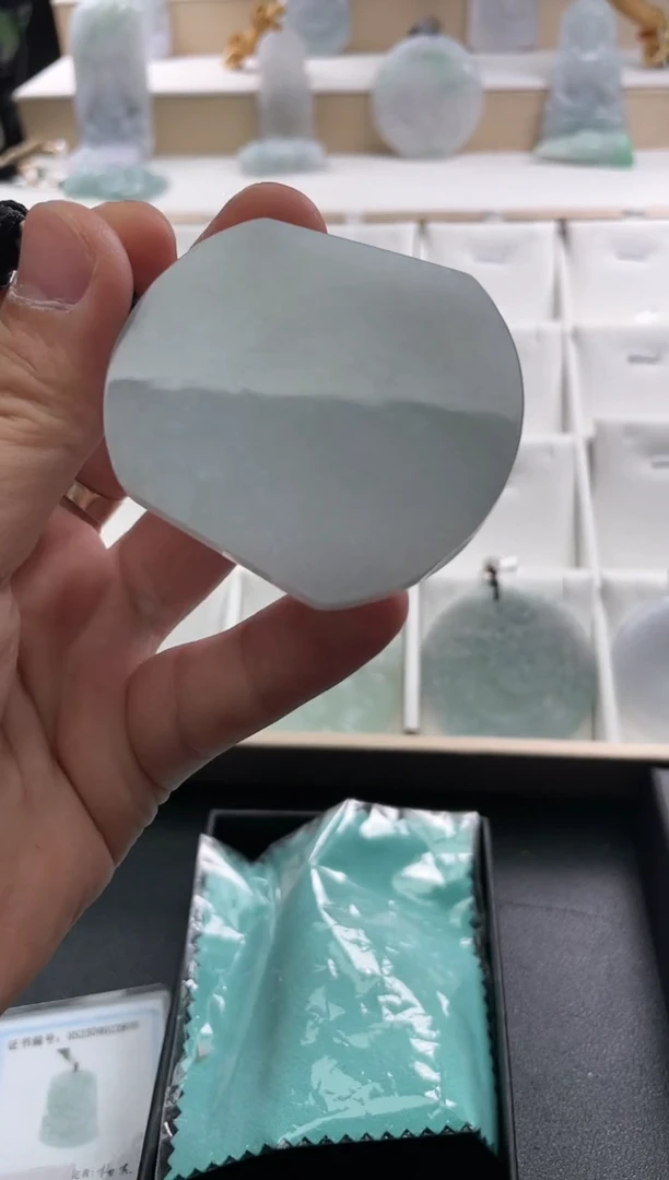 翡翠未镶嵌颈饰..../4/26/ 181