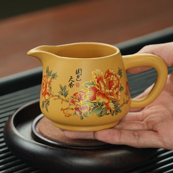 宜兴原矿黄金段泥手工刻绘描金国色天香牡丹紫砂公道杯TM