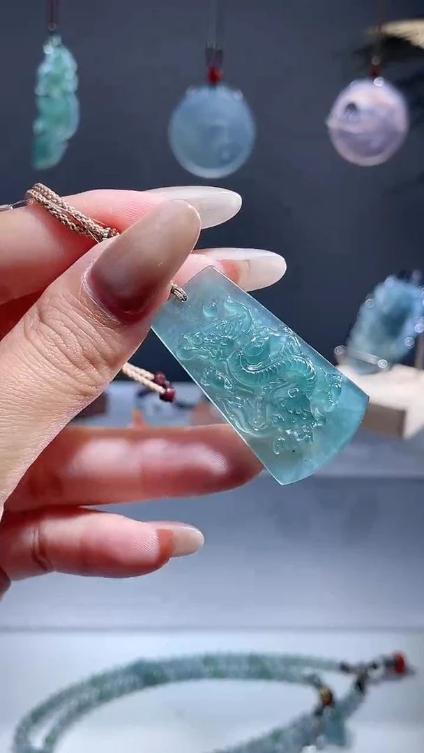 颈饰未镶嵌翡翠龙牌